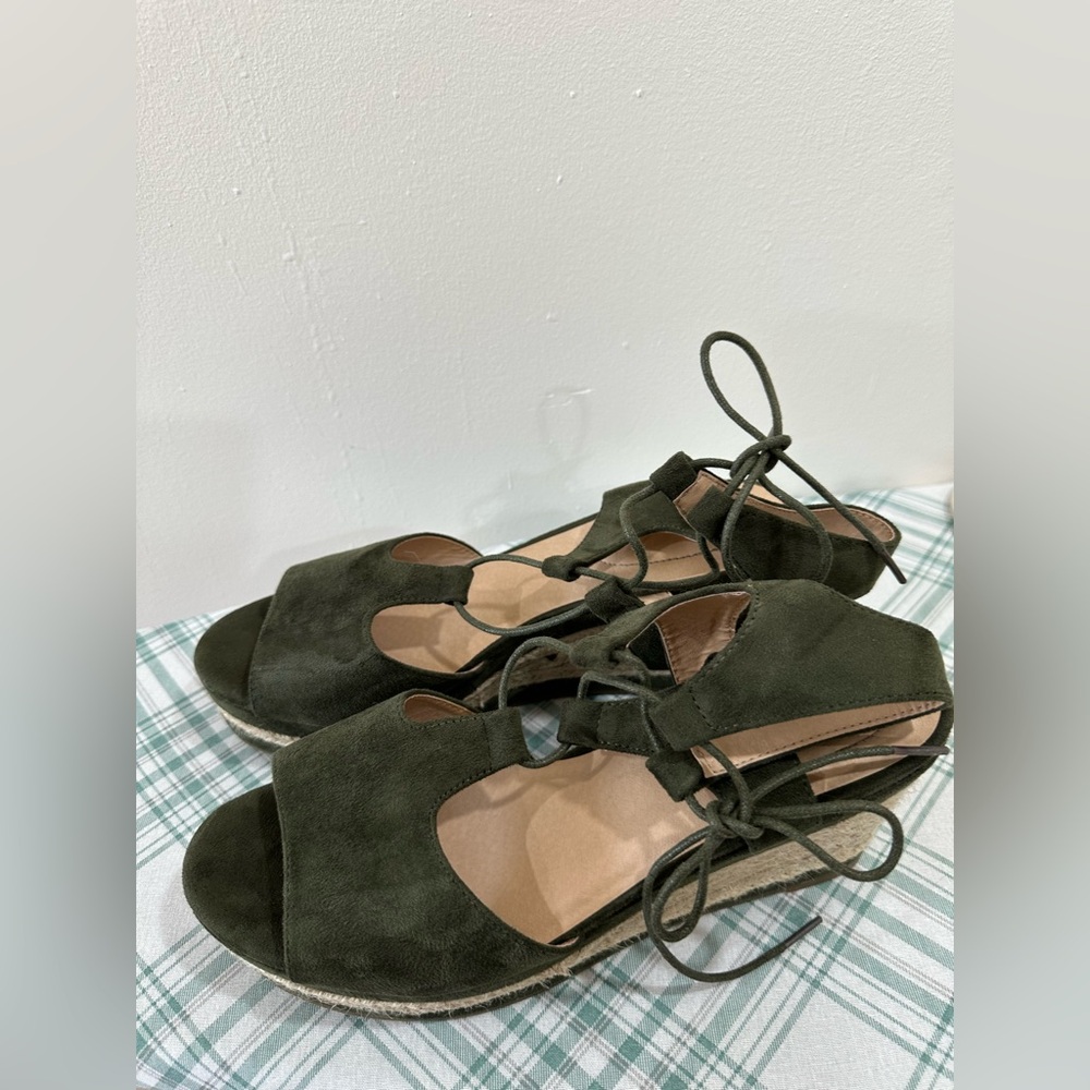 Elegant Green Suede Women's Sandals - Picture 3 of 4